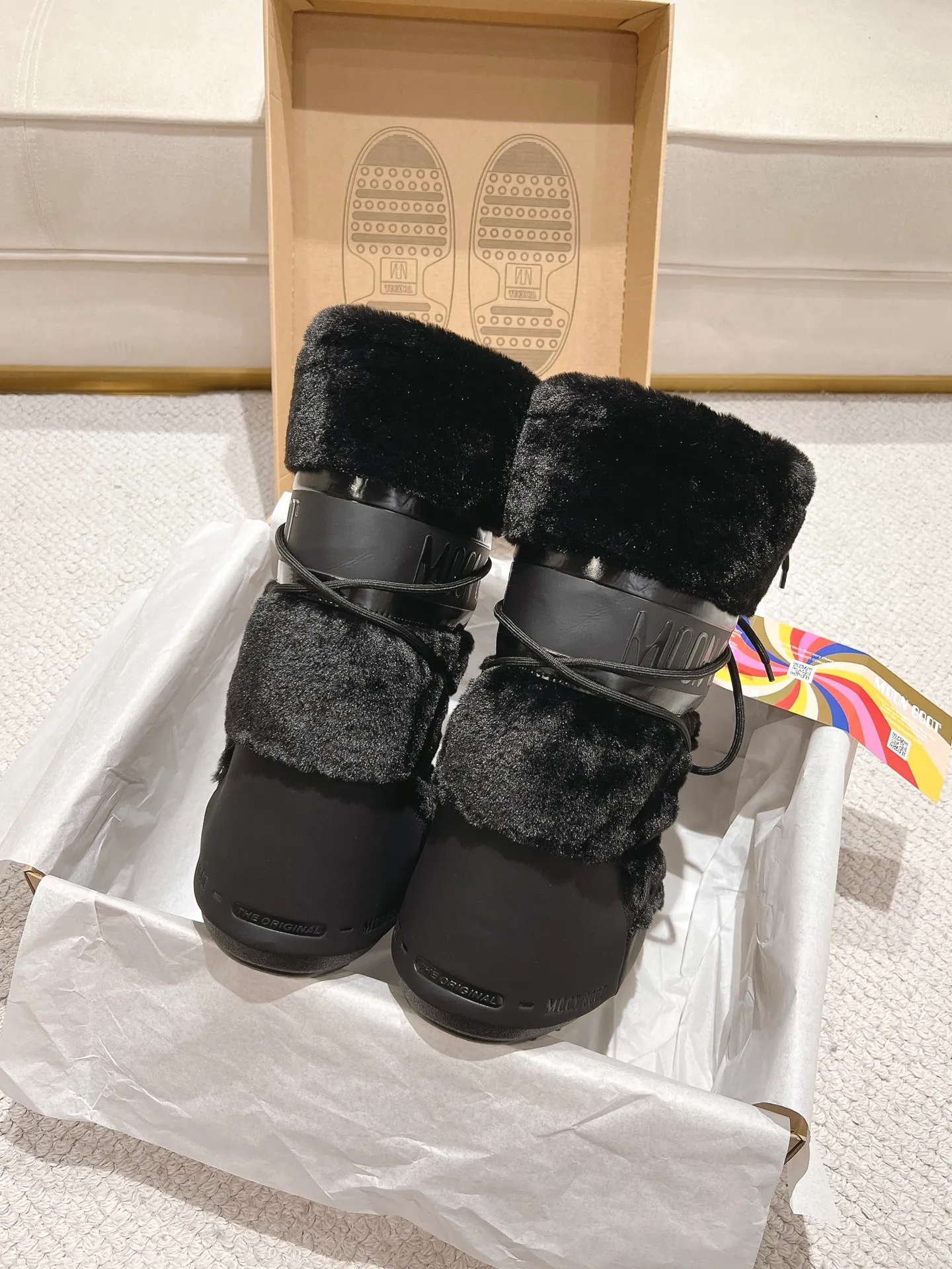 p680 [Exclusive top quality | New upgraded version] ✨A must-buy in winter 2025! Moon Boot moon snow boots - the ultimate warm weapon for fashionistas ❄️ Forget UGG! This winter🔥The "ugly Big Mac" that dominates the streets is here~ 👢The same Y2K retro style from Paris Hilton and Beckham is back! 4cm taller inside ✨ Invisible leg lift · Extremely slimming 👌 Fluffy and soft but not bloated, instantly show off your sense of style when put on your feet 🦋 The same style for both men and women | Can be worn by both men and women | Regardless of left or right foot!  ❄️Maximum thermal insulation power｜No pressure for fun in the snow 💫Trendy style code｜Easily achieve the Millennial hot girl style Say goodbye to ordinary snow boots ~ This winter you need to be warm and rusty! 🌟 #MoonBoot snow boots #winter hot style #瞞小similar style #millennium style wear ❶Fabric: original custom/cowhide/woven wool/high mercerized waterproof cloth ❷Inner: original 100% silk cotton liner ❸Feet: original 100% silk cotton liner ❹Outsole: original molded two-color non-slip outsole ❺Sole thickness: 4cm (including inner**) ❻Number of codes: 35-40 (41. Customized) ❼Packaging: Original full set of packaging ☀Color: Official website updated simultaneously